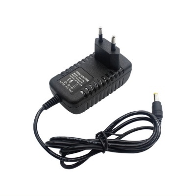 Carregador adaptador de energia preto com ficha tipo europeu e cabo enrolado