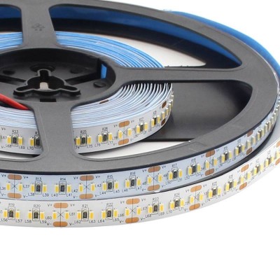 Rolo de fita LED branca com pequenos LEDs amarelos numa bobina preta