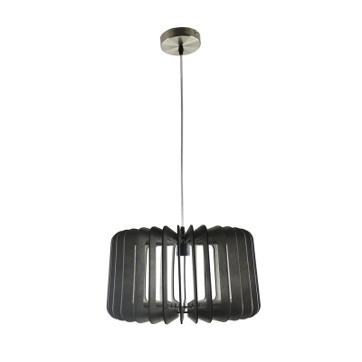 Lustre pendente preto com lâminas retangulares em círculo e cabo fino suspenso