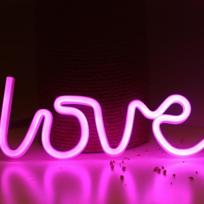 Letreiro luminoso de néon rosa com a palavra 'love'