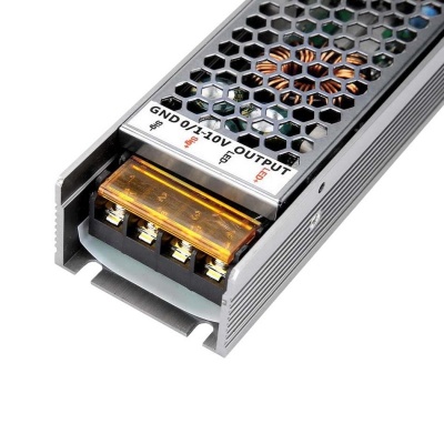 Fonte de alimentação elétrica metálica com grelha hexagonal e conectores numerados