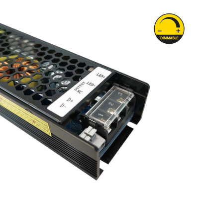 Fonte de alimentação com caixa preta metálica e grelha hexagonal