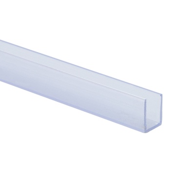 Perfil em U transparente feito em plástico sobre fundo branco