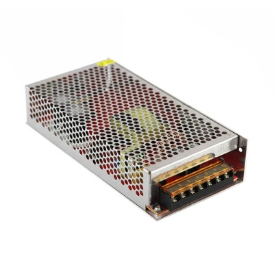 Fonte de alimentação metálica com caixa perfurada prateada e conector de energia