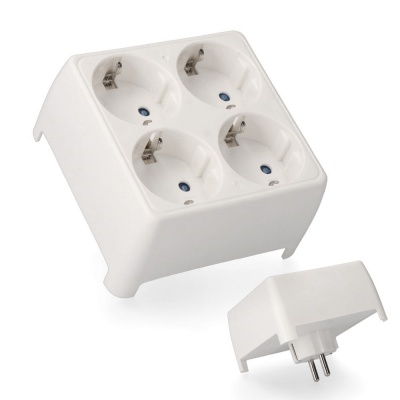 Tomada elétrica quadrada branca com quatro entradas e ficha destacada