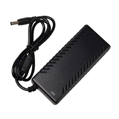 carregador preto tipo adaptador com cabo elétrico