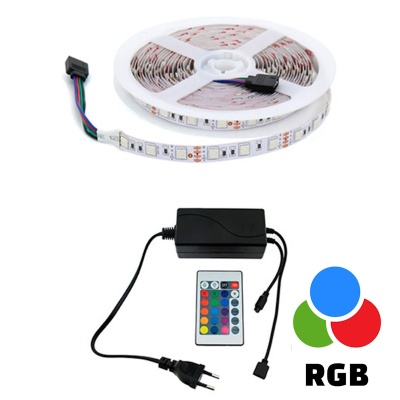 Rolo de fita LED RGB com controlador remoto e tomada, sobre fundo branco