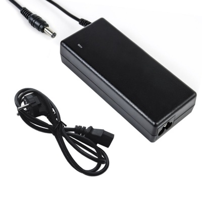 Carregador de energia preto com cabo e ficha