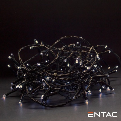 Cordão de luzes LED com fios pretos e luzes brancas acesas em fundo escuro