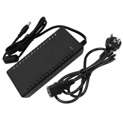 Carregador de energia preto com cabo e adaptador europeu