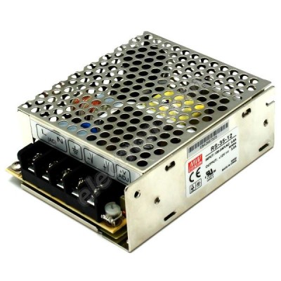 Fonte de alimentação metálica ventilada com conectores pretos e etiqueta técnica