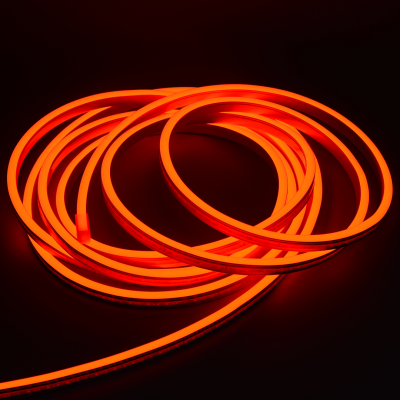 Cabo de luz LED laranja enrolado em fundo escuro
