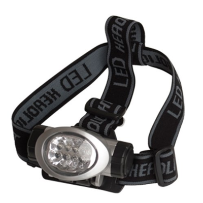 Lanterna de cabeça com tiras pretas e texto cinza, corpo preto e detalhe prateado, sete LEDs à frente