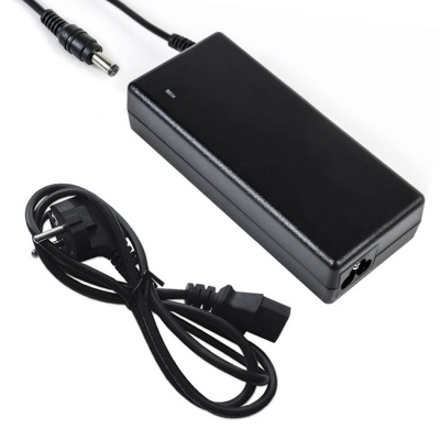 Carregador adaptador de energia preto com cabo e ficha europeia