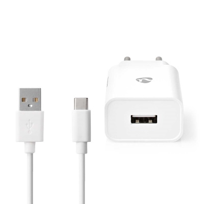 Carregador de parede branco com ficha europeia e cabo USB branco com conector USB-A para USB-C