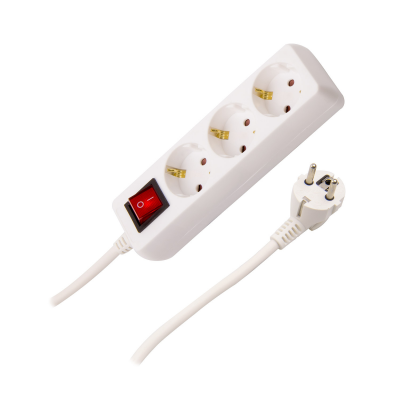 Regua de tomadas branca com interruptor vermelho e ficha de dois pinos com terra