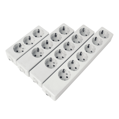 Extensões elétricas brancas com cinco tomadas cada