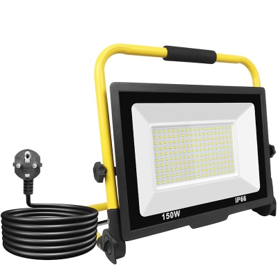 Projetor LED portátil amarelo e preto com cabo elétrico e ficha plugue.