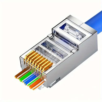 Cabo de rede azul com conector RJ45 transparente e fios coloridos