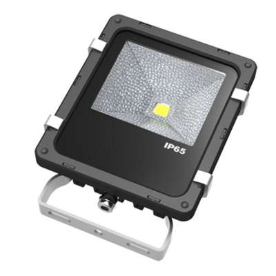 Refletor LED preto com lente texturizada, suporte branco e selo IP65