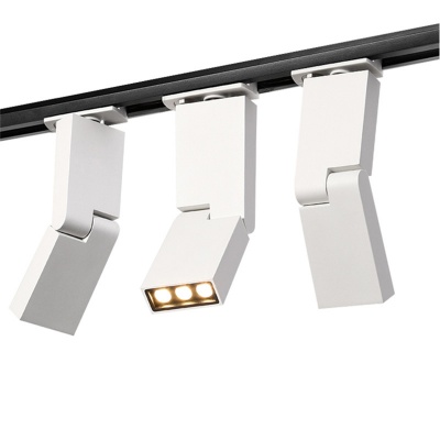 Sistema de iluminação de trilho com três focos LED brancos.