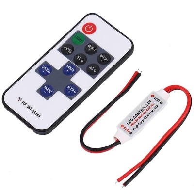 Controlo remoto para LED com controlador e fios vermelho e preto