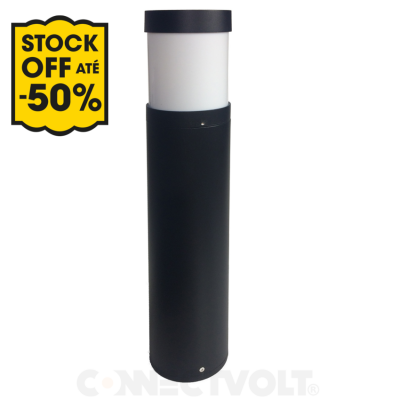 Poste de iluminação exterior preto e branco com selo promocional amarelo