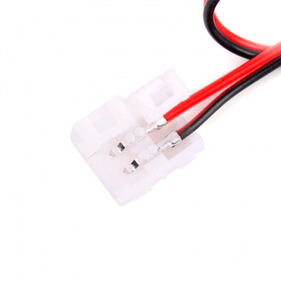 Conector elétrico com fios vermelho e preto