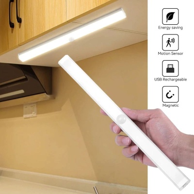 Luz LED branca retangular fina com sensor de movimento na cozinha