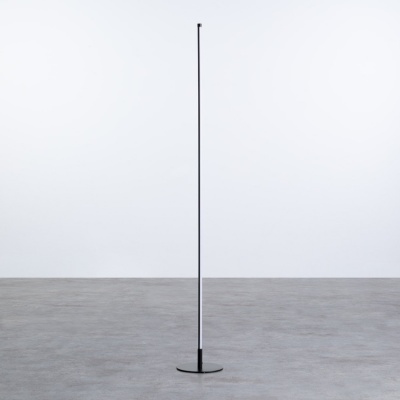 candeeiro de pé minimalista com base preta e haste fina