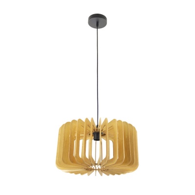 Candeeiro suspenso com elementos decorativos em madeira clara em padrão geométrico