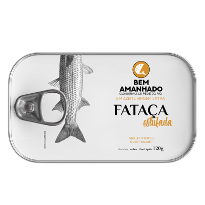 Lata de conserva de peixe em azeite virgem extra com desenho de peixe e texto em português.