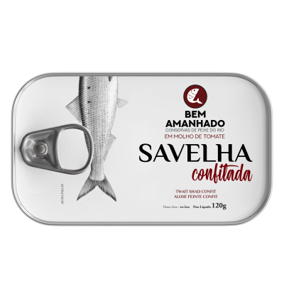 Lata de conserva de peixe em molho de tomate com ilustração de peixe e texto em português.