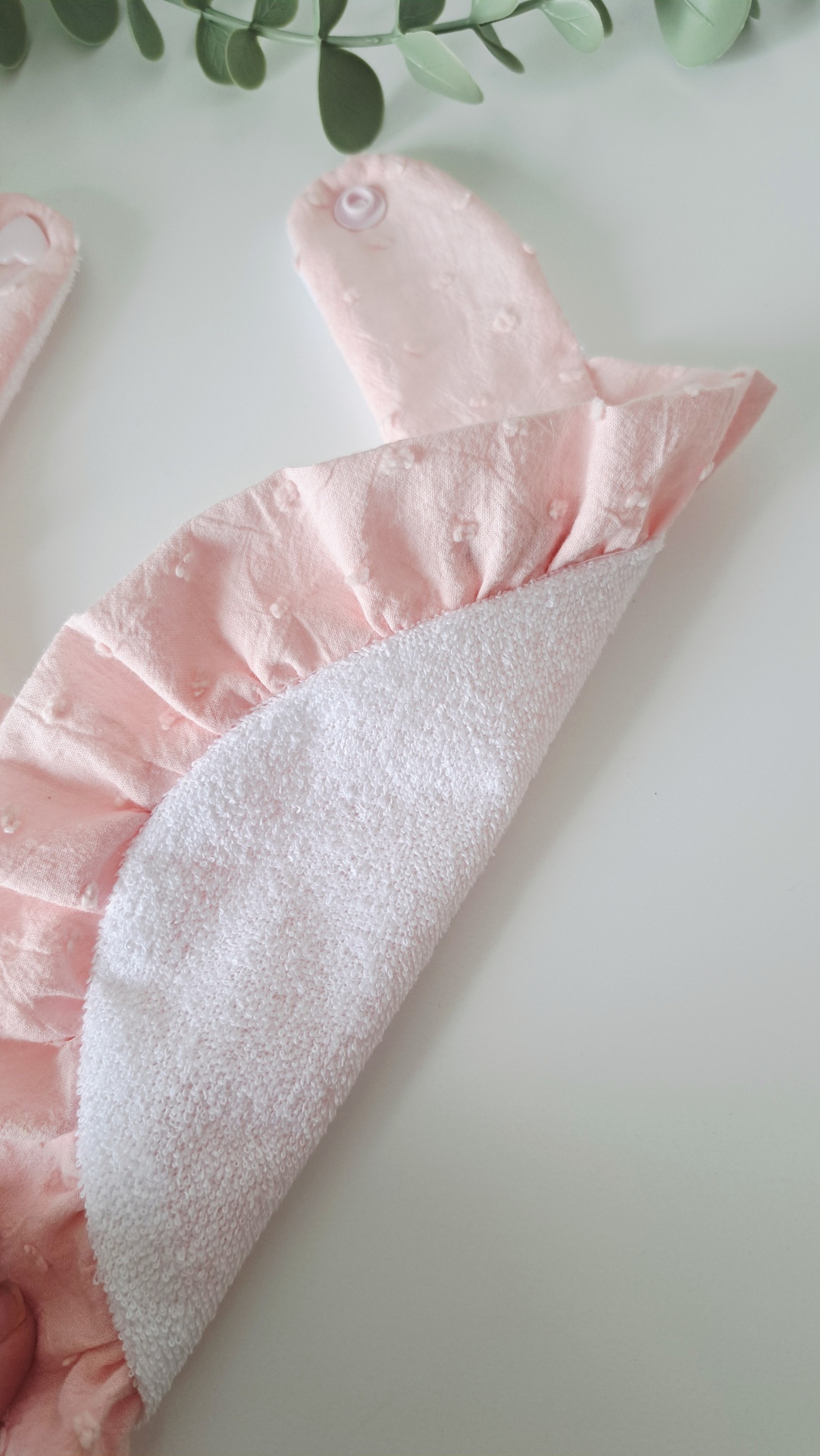 Babete ♥ pale rose Toalha de bebé cor-de-rosa com botão de pressão e tecido branco felpudo