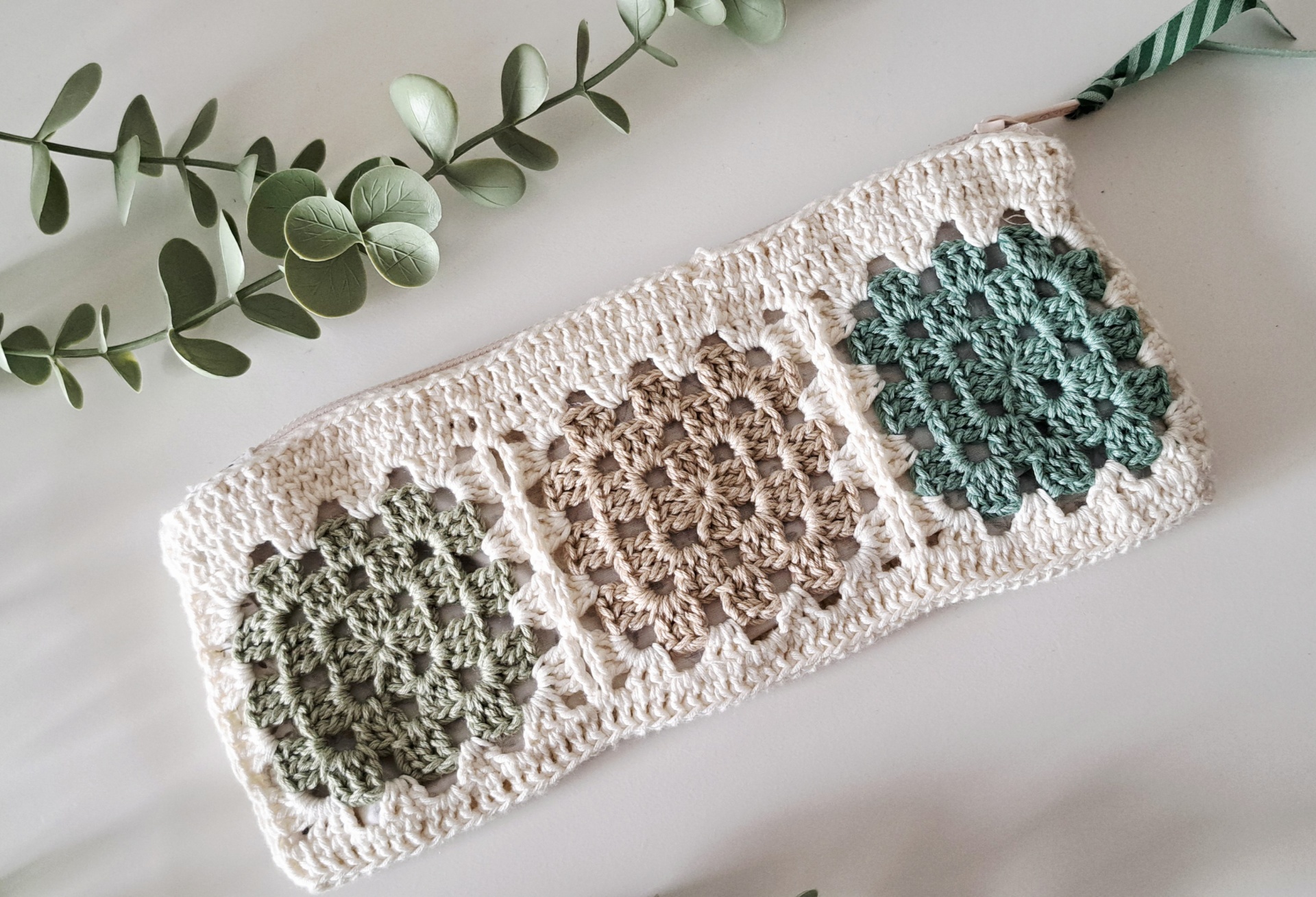 Estojo Granny squares ♥ Estojo de croché multicolorido com padrão quadrado e fecho verde