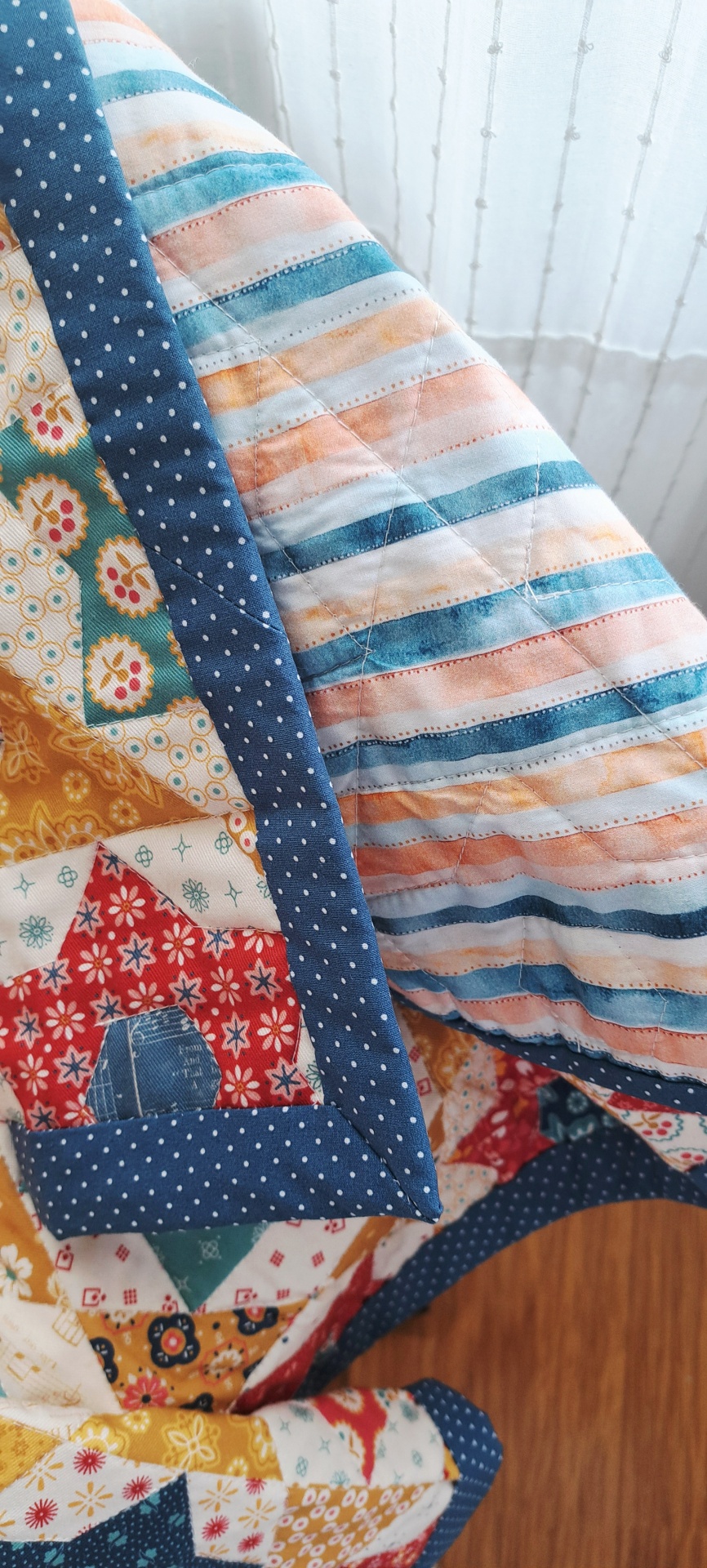 Manta Fake Patchwork Colcha patchwork com padrões e borda azul de bolinhas