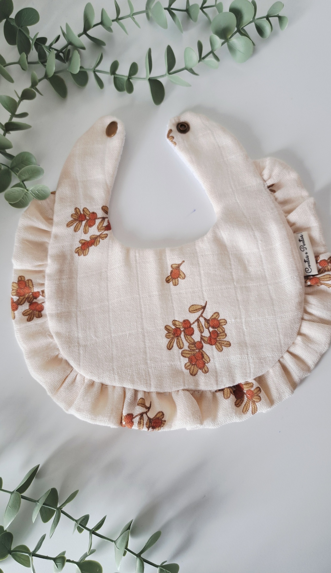 Babete ♥ terracota bouquet Babete de bebé cru com padrão floral e folhos rodeado por folhas verdes