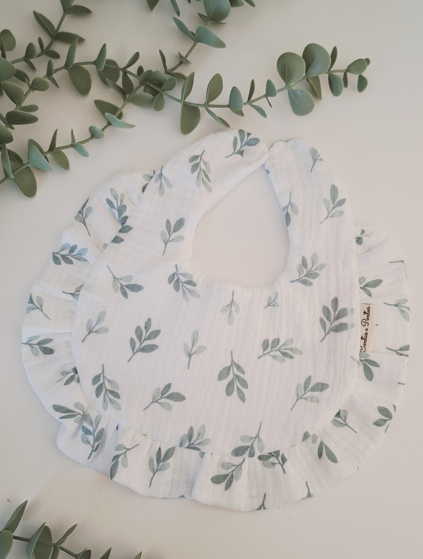 Babete ♥ eucalyptus leaf Babete branco com padrão de folhas verdes e folhos