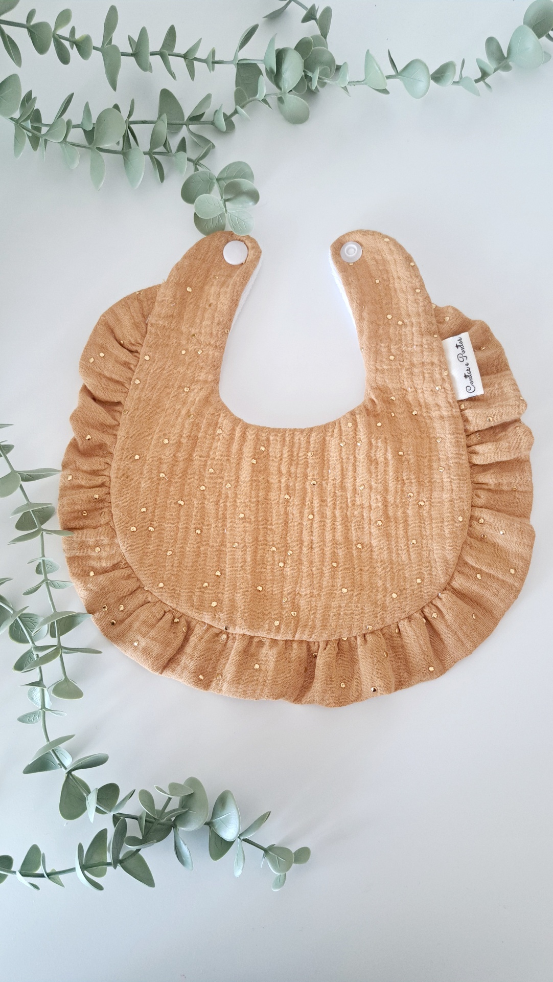 Babete - Caramel golden dots Babete de bebé castanho claro com bolinhas douradas e folhos