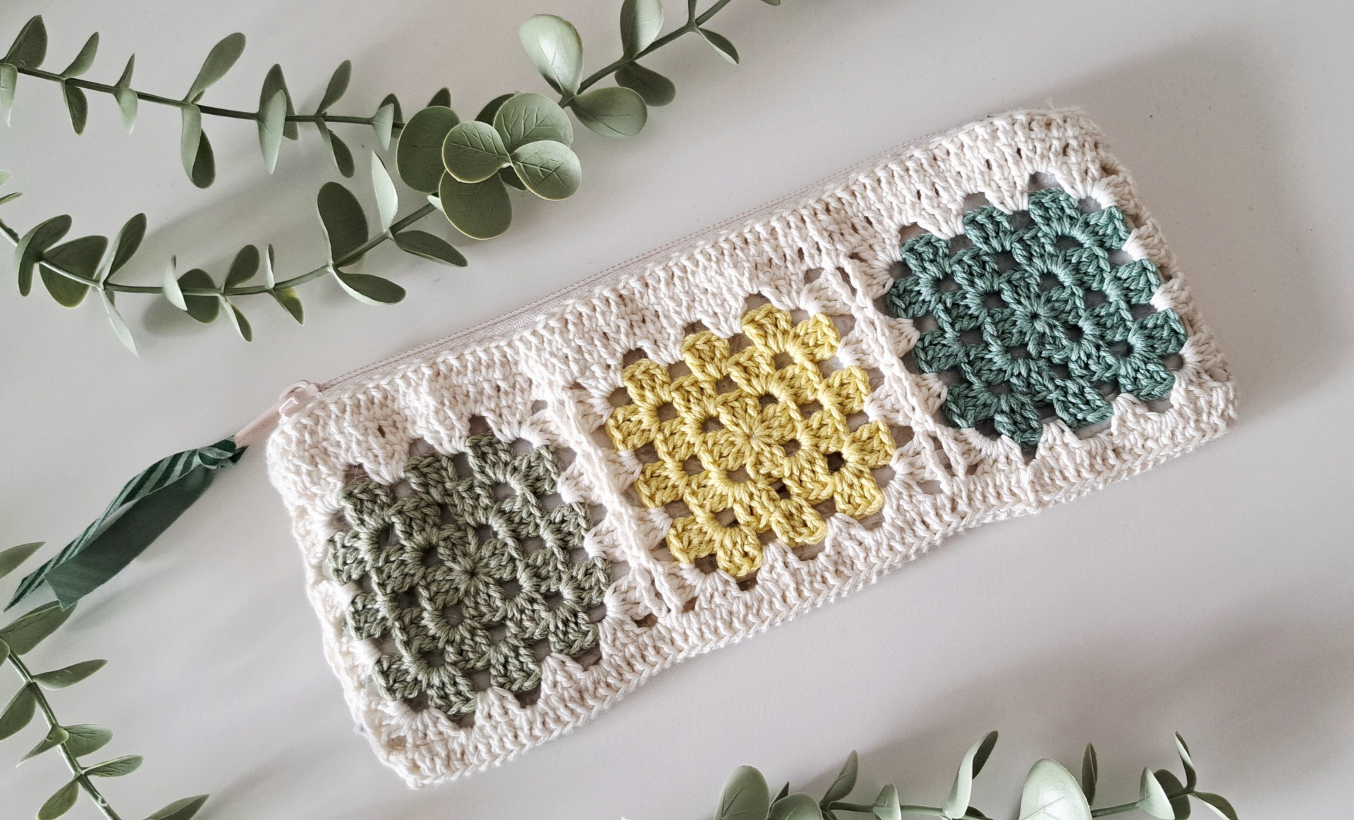 Estojo Granny squares ♥ Estojo retangular de croché com quadrados coloridos e fecho