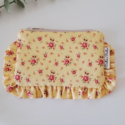 Estojo amarelo com flores vermelhas e acabamento franzido