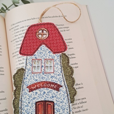 Marcador de livros em forma de casa com texto WELCOME