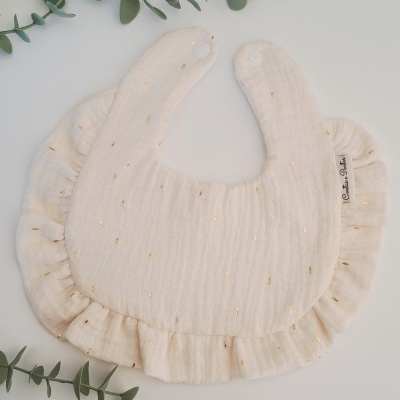 Babete branco com detalhes dourados e folho