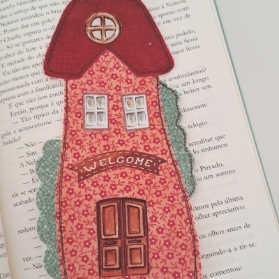 Marcador de livros em tecido com desenho de casa e texto WELCOME