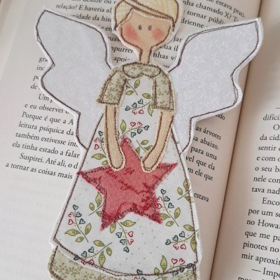 Marcador de livros tecido anjo com vestido floral e estrela vermelha