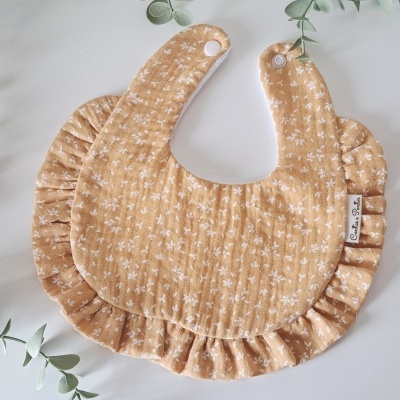 Babete de bebé mostarda com flores brancas e folho, com fecho de pressão