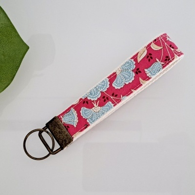 Porta-chaves em tecido floral rosa e azul com argola metálica