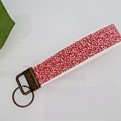 Pulseira de tecido floral vermelho com argola metálica