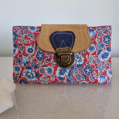 Carteira de tecido floral com fecho metálico
