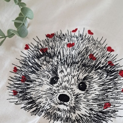 Saco de tecido cru com bordado de ouriço e pétalas vermelhas